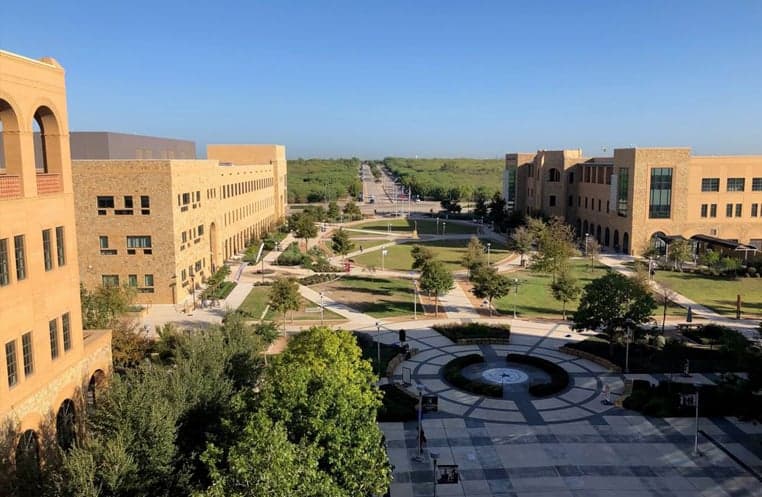 An aerial view of the Texas A&M San Antonio campus with buildings and a fountain.